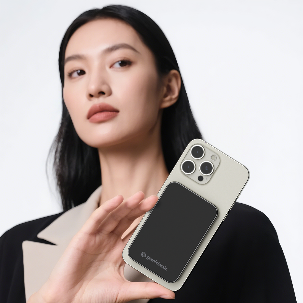 女性手持 iPhone 與固態磁吸行動電源,展現現代感與極簡設計。