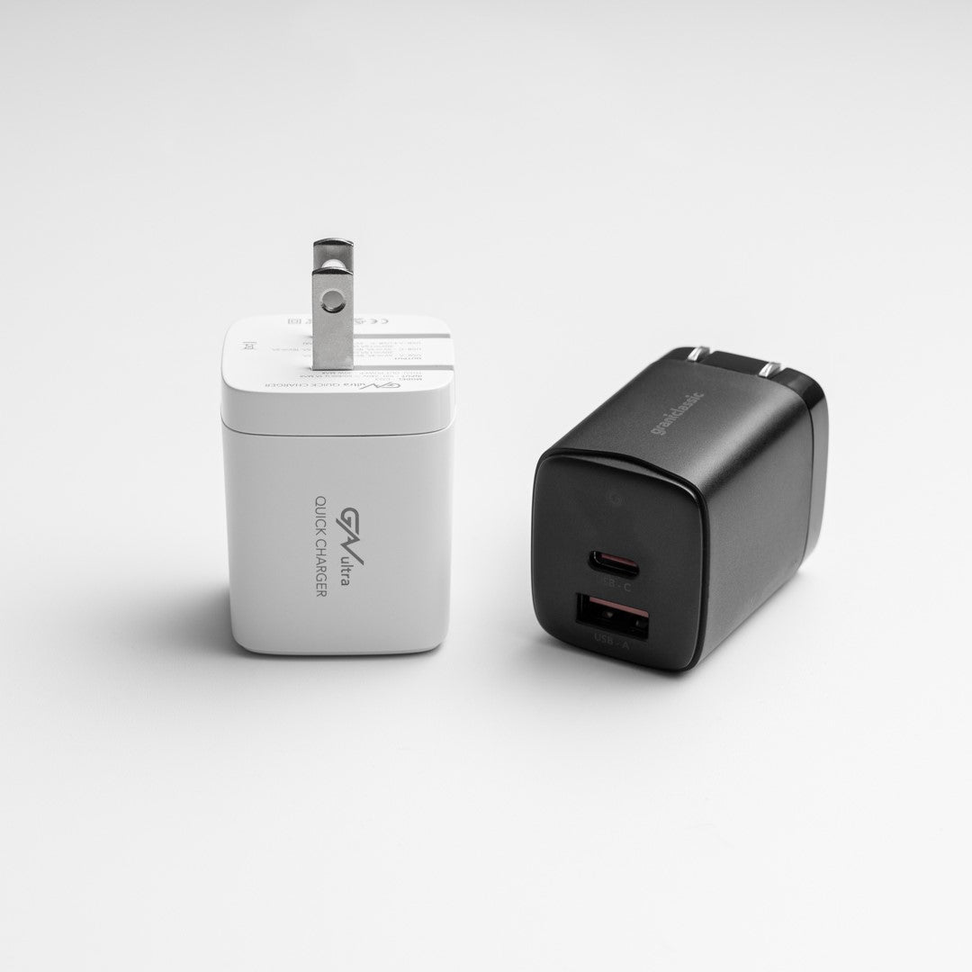 grantclassic 氮化鎵快充充電頭白色與黑色雙色展示