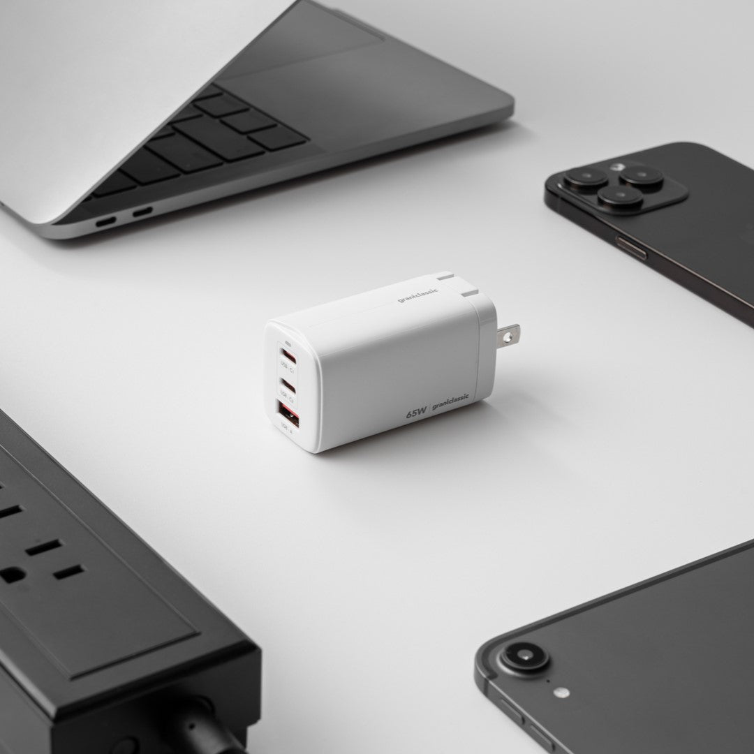 grantclassic 65W 多孔充電頭與筆電、手機、平板擺放展示