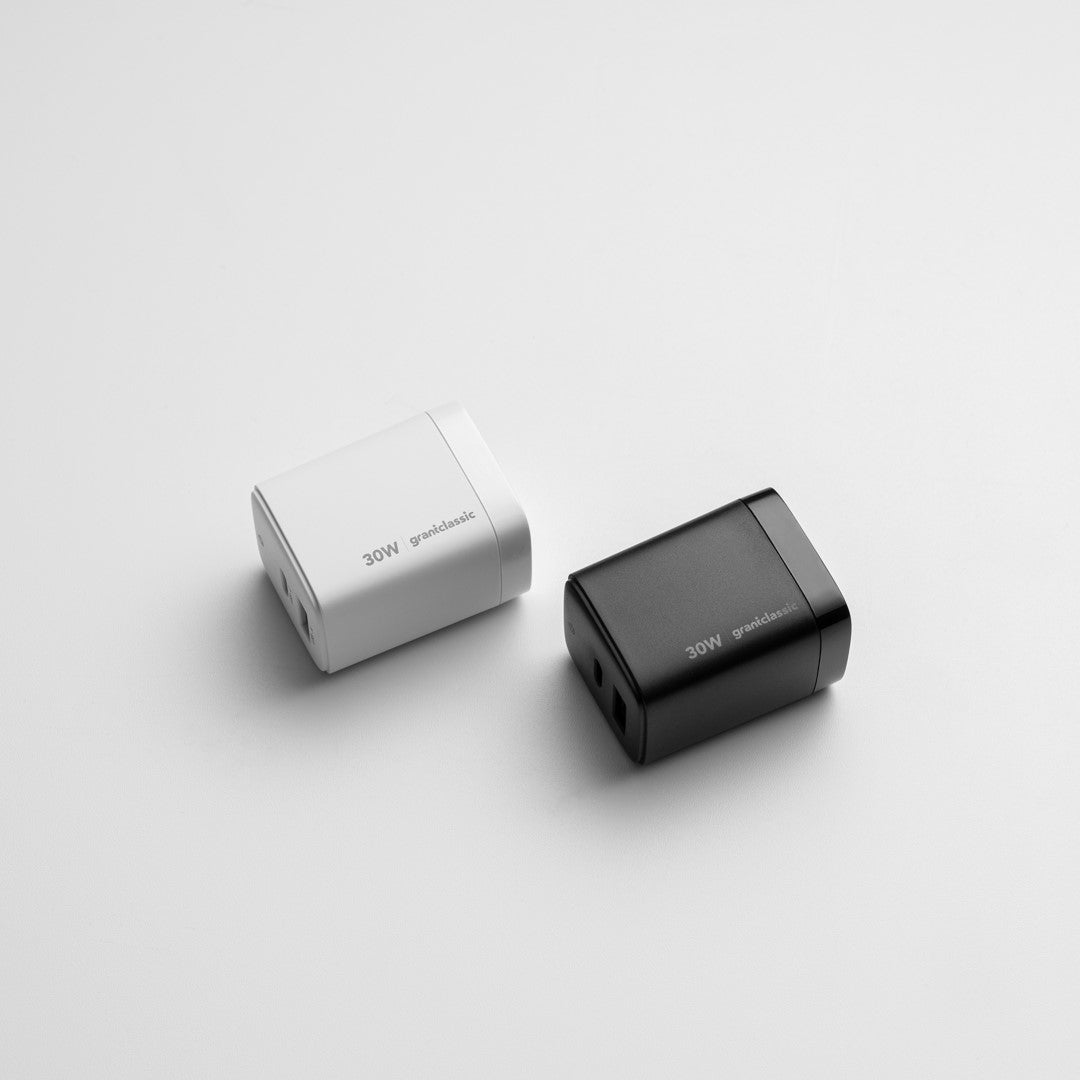 grantclassic 30W 充電頭白色與黑色並排展示