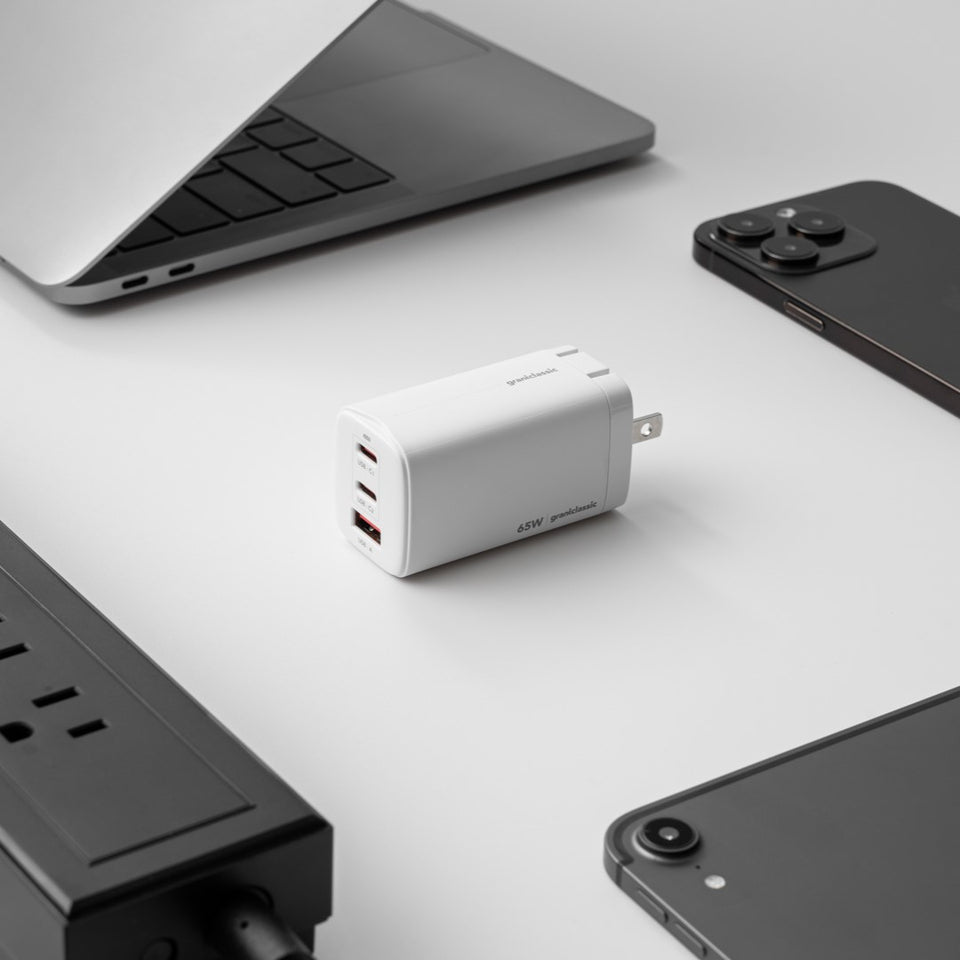 grantclassic 65W 多孔充電頭與筆電、手機、平板擺放展示