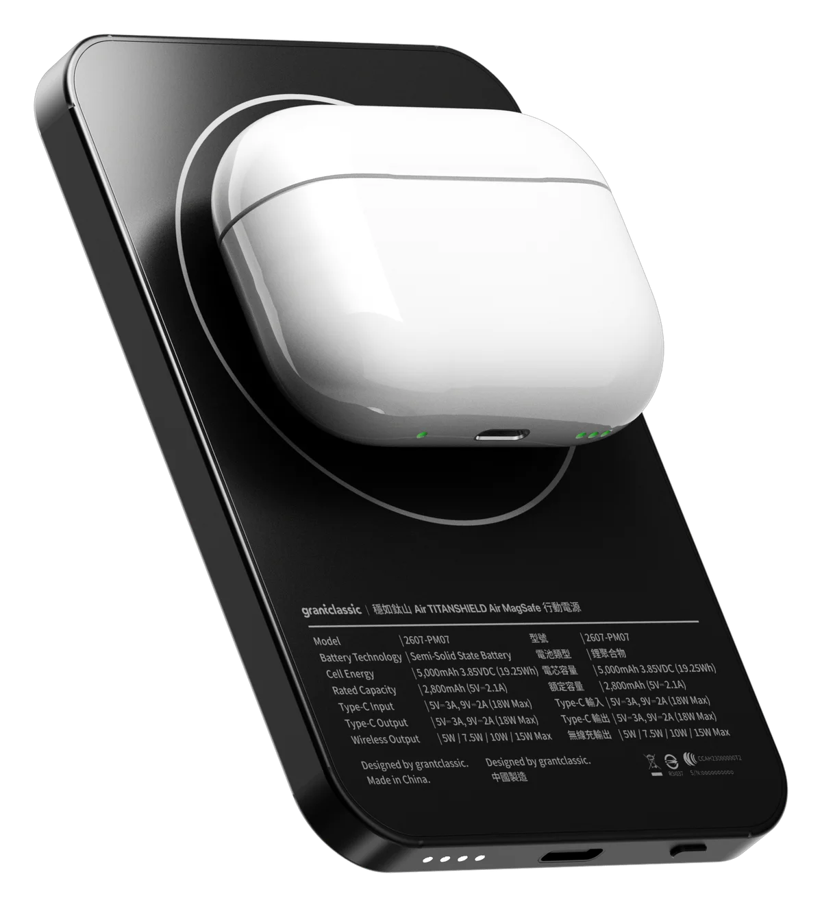 AirPods 充電盒放在 TITANSHIELD Air 上無線充電
