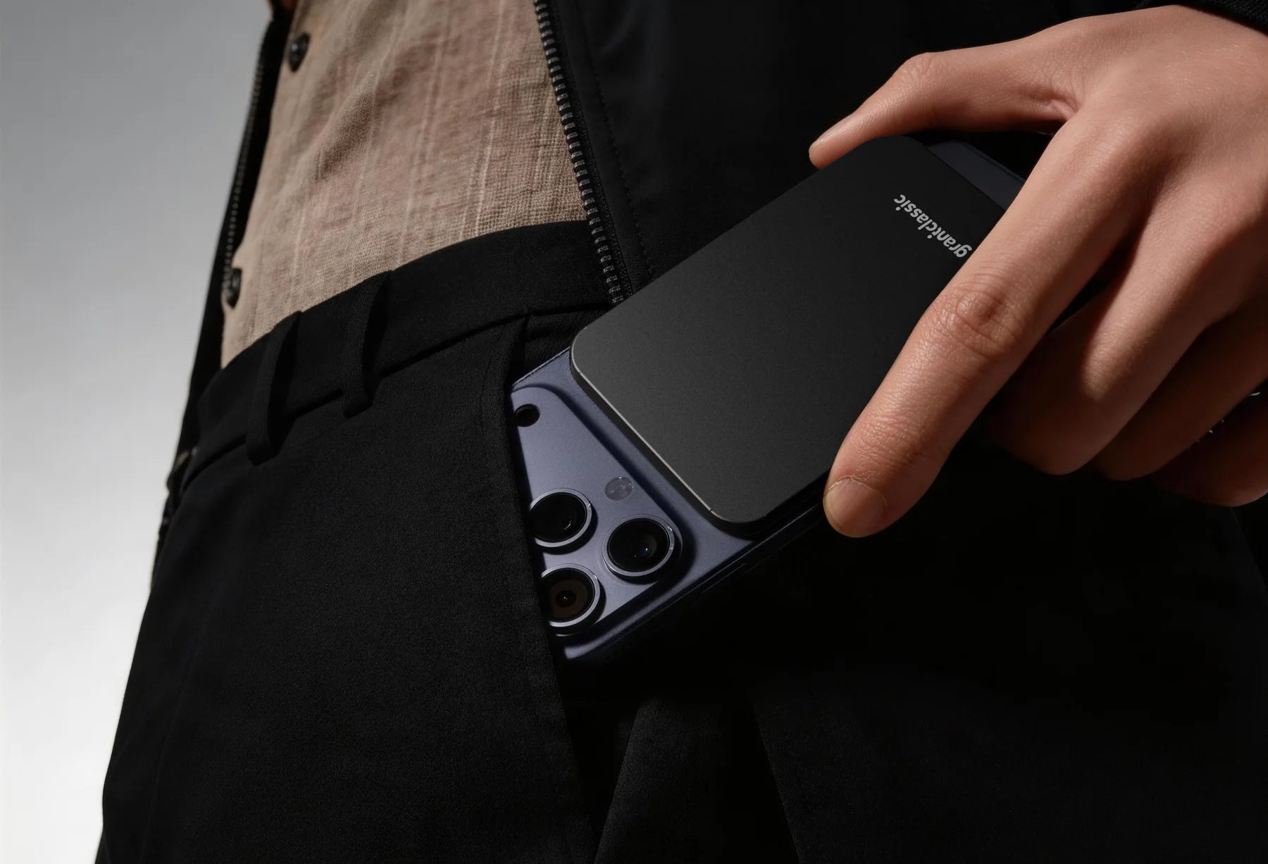 把 TITANSHIELD Air 磁吸行動電源放進西裝褲口袋，6 mm 薄無凸起