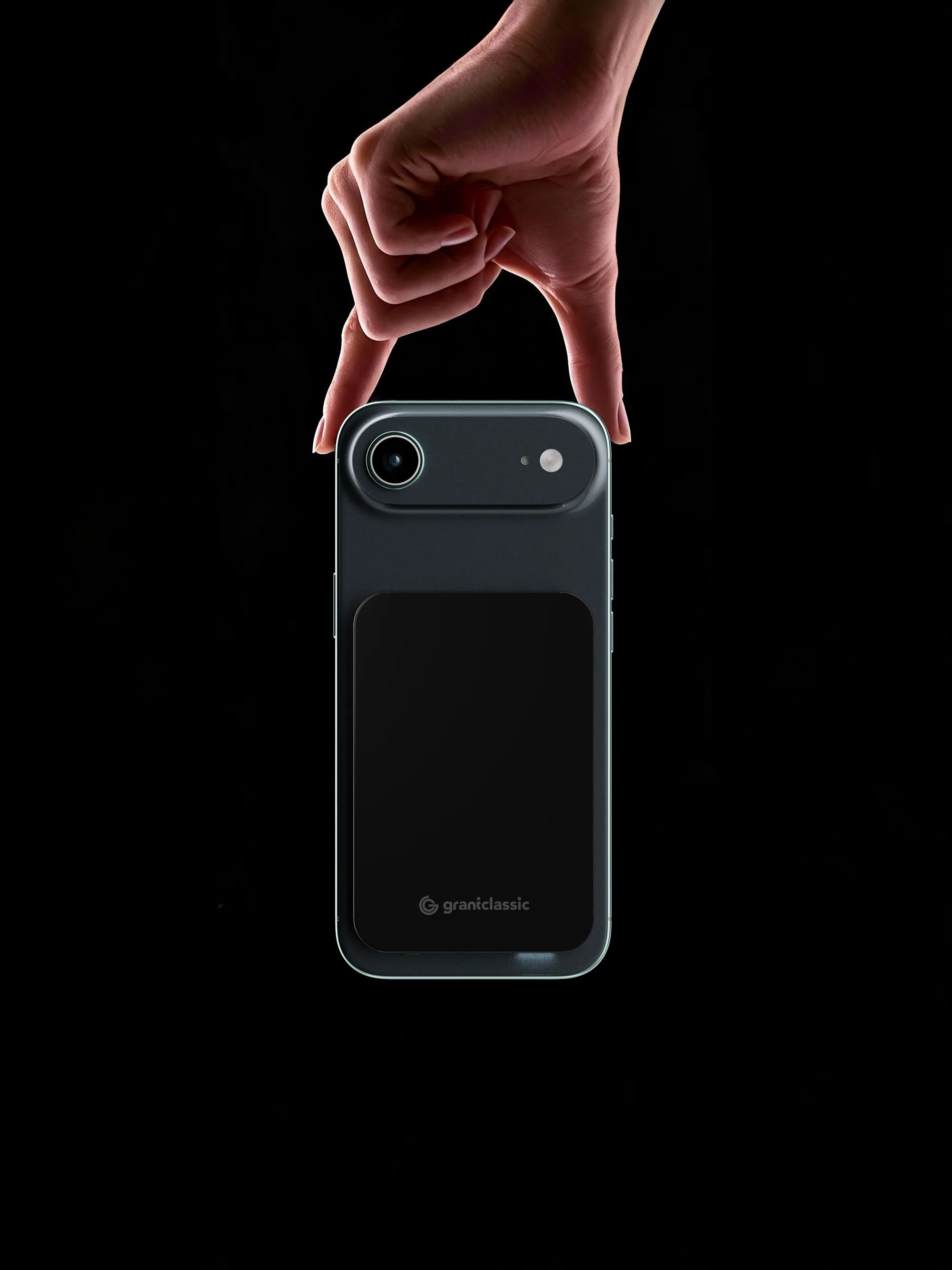 TITANSHIELD Air 磁吸行動電源吸附在 iPhone 背面倒吊，N52 磁力咬合不鬆脫