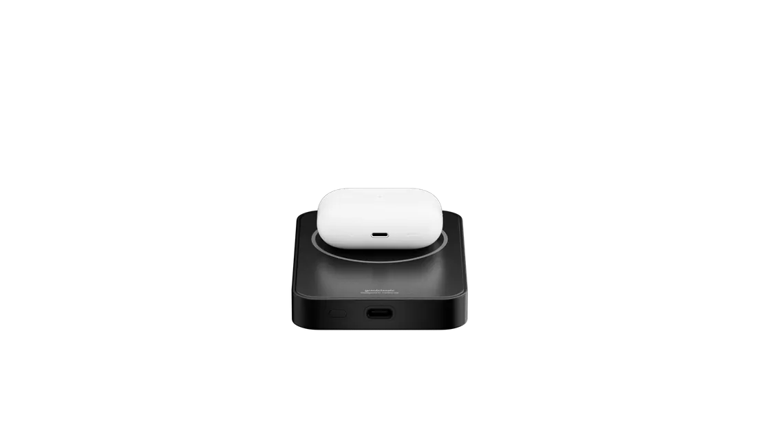 穩如鈦山 Pro 為 AirPods 充電盒進行無線充電